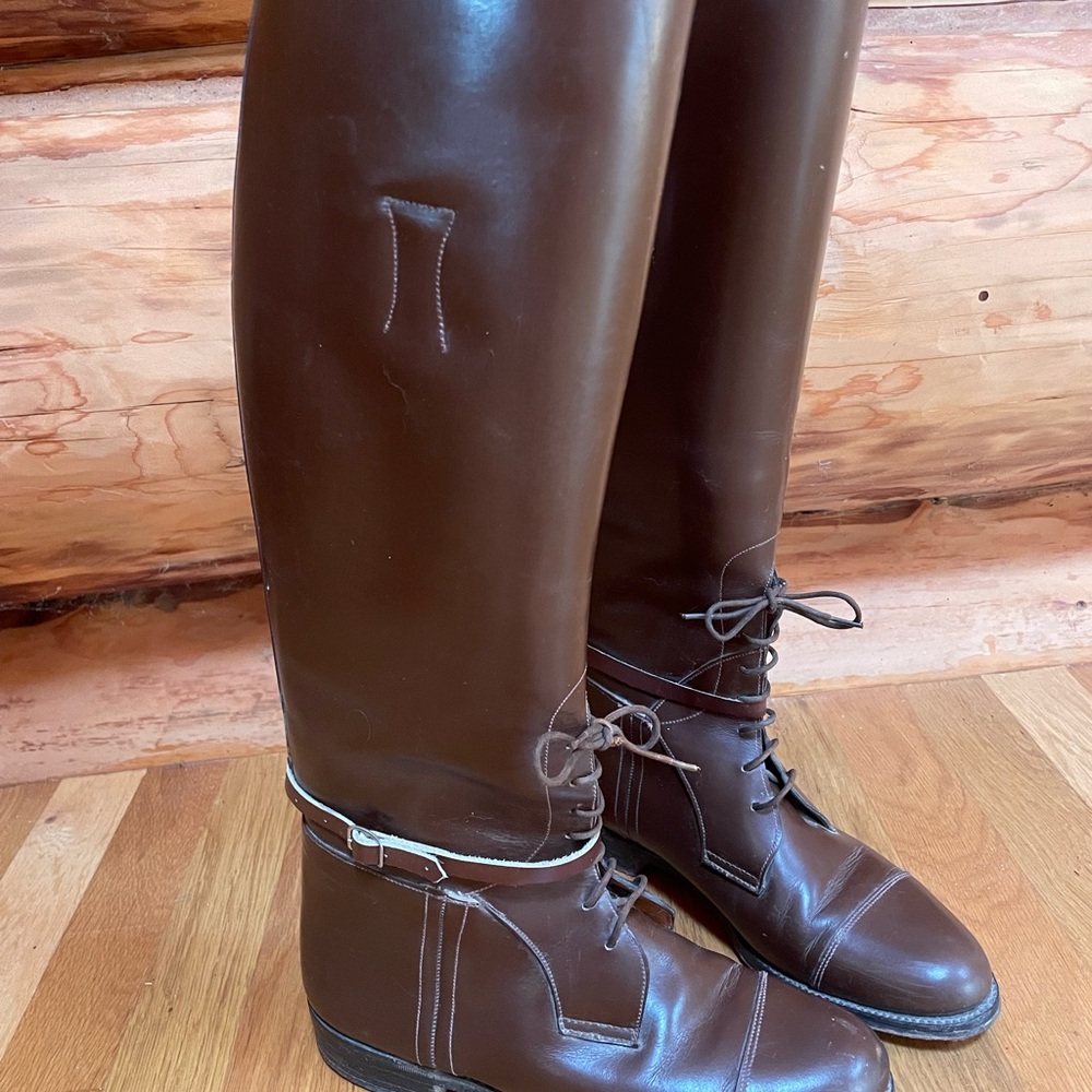Women’s/Youth brown vintage Riding Boots with original pulls.